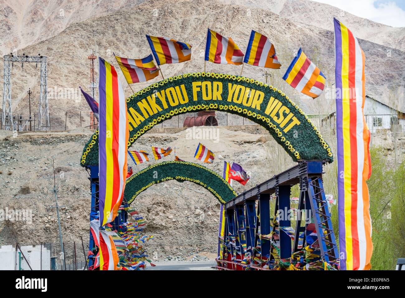 Tibetische traditionelle Fahnen und Abschiedsbanner auf der Brücke über den Indusfluss, zum Hemis Kloster in Leh, Ladakh, Jammu und Kaschmir Stockfoto