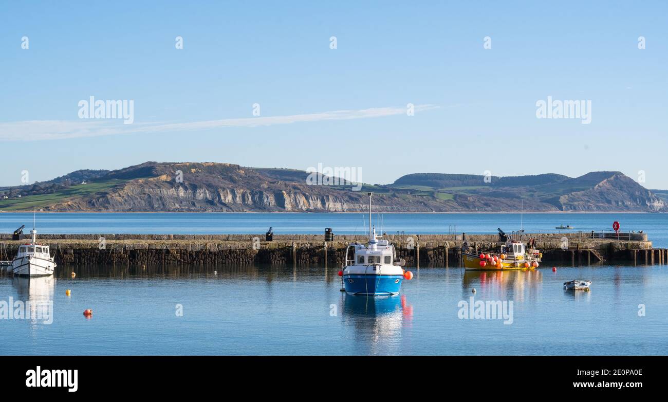 Lyme Regis, Dorset, Großbritannien. Januar 2021. UK Wetter: Ein knackiger, heller und sonniger Wintertag im Badeort Lyme Regis. Kredit: Celia McMahon/Alamy Live Nachrichten Stockfoto