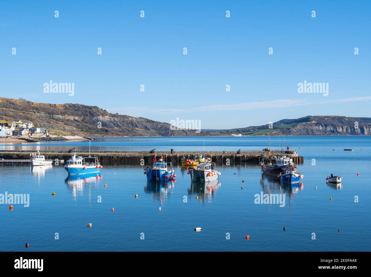 Lyme Regis, Dorset, Großbritannien. Januar 2021. UK Wetter: Ein knackiger, heller und sonniger Wintertag im Badeort Lyme Regis. Kredit: Celia McMahon/Alamy Live Nachrichten Stockfoto