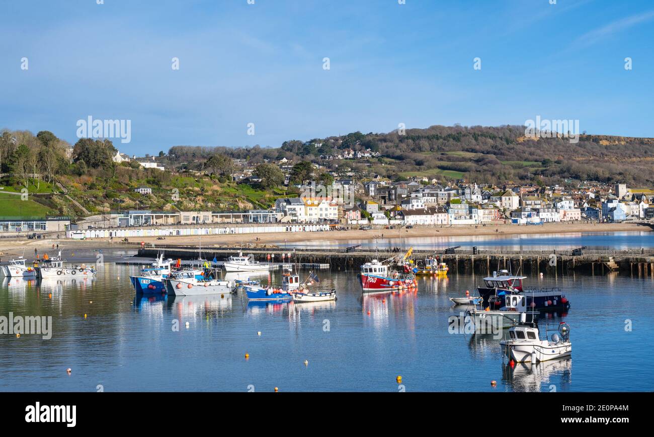 Lyme Regis, Dorset, Großbritannien. Januar 2021. UK Wetter: Ein knackiger, heller und sonniger Wintertag im Badeort Lyme Regis. Kredit: Celia McMahon/Alamy Live Nachrichten Stockfoto