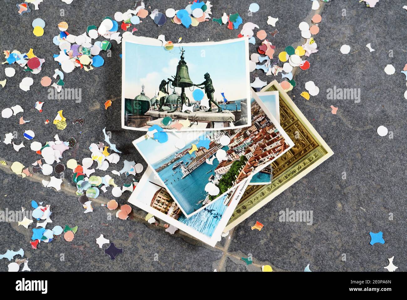 Venedig - 10/202/2020: Konfetti und Postkarten von venedig für Karneval im Lockdown Stockfoto