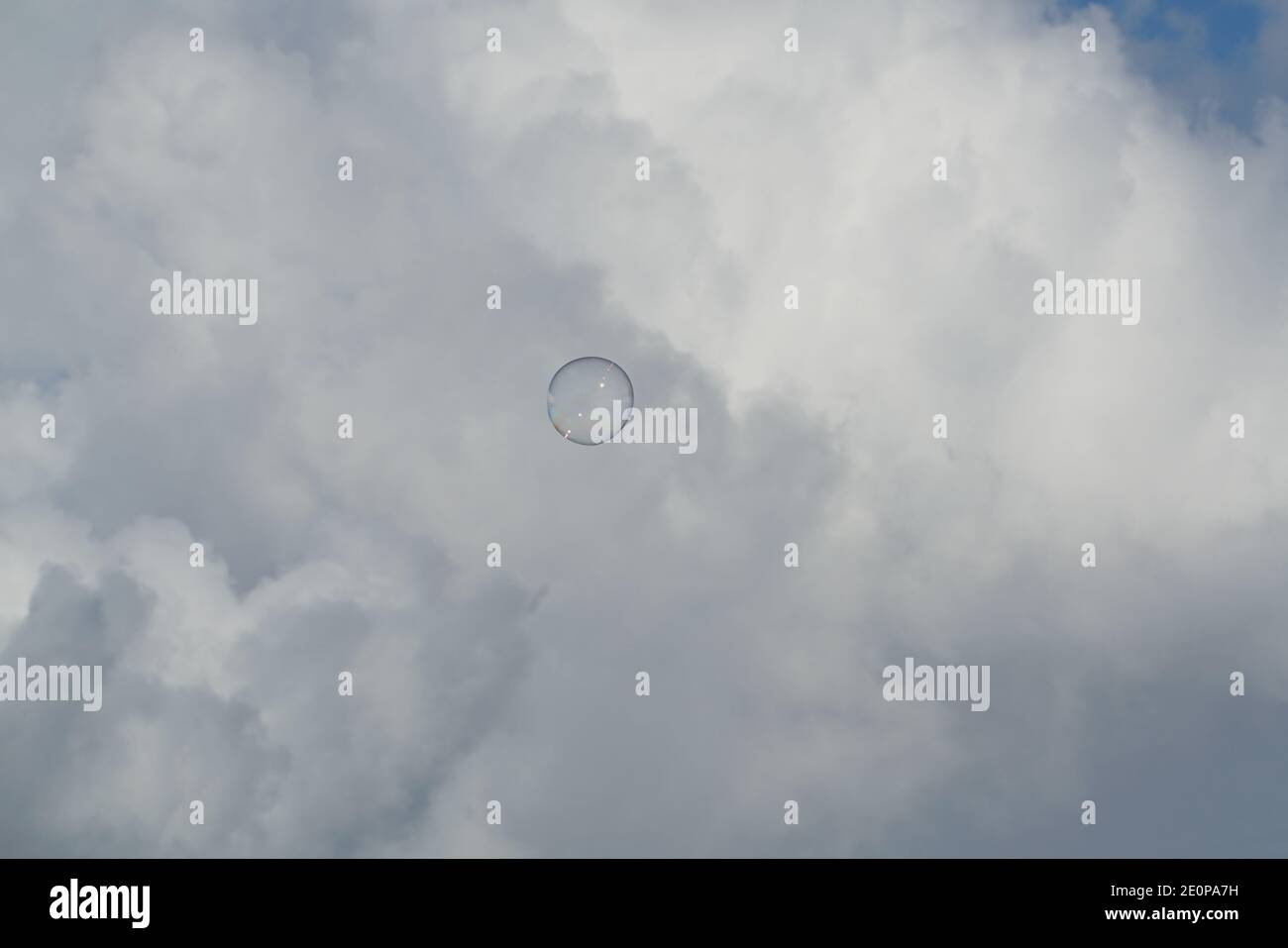 Viareggio - 10/202/2020: Seifenblase am Himmel mit Wolken Stockfoto