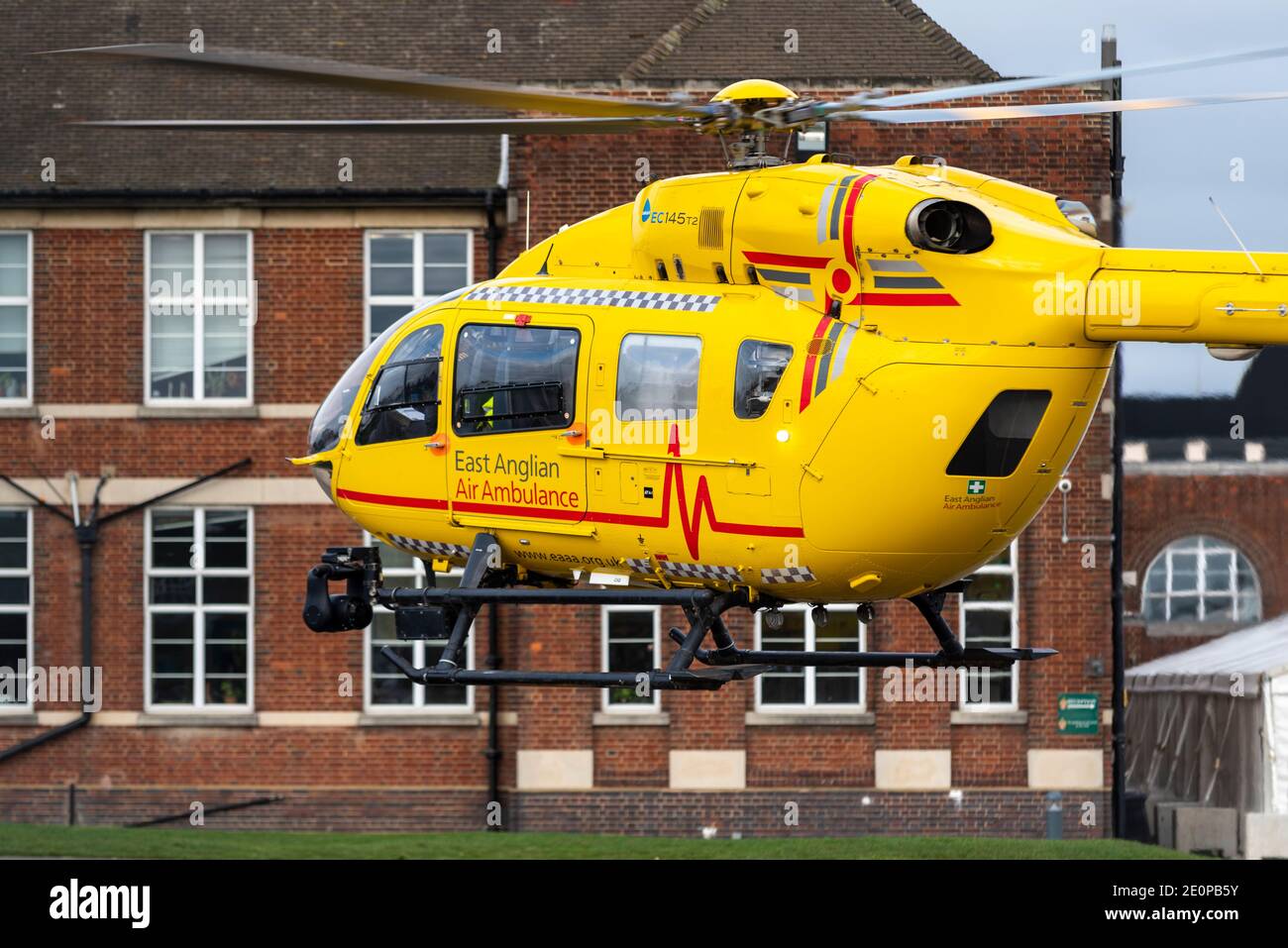 Southend on Sea, Essex, Großbritannien. Januar 2021. Der in East Anglian Air Ambulance Airbus Helicopters H145 registrierte Hubschrauber G-HEMC landete auf dem Gelände der Southend High School for Boys School, um einen Patiententransfer zum nahe gelegenen Southend University Hospital durchzuführen, nachdem er aus Cambridge gekommen war. Ein großer Vorfall wurde für Essex erklärt, da die Gesundheitsdienste des Bezirks aufgrund der COVID 19 Pandemie mit Southend als eines der Krankenhäuser mit hoher Kapazität zu kämpfen hatten. Landung auf dem Schulhof Stockfoto