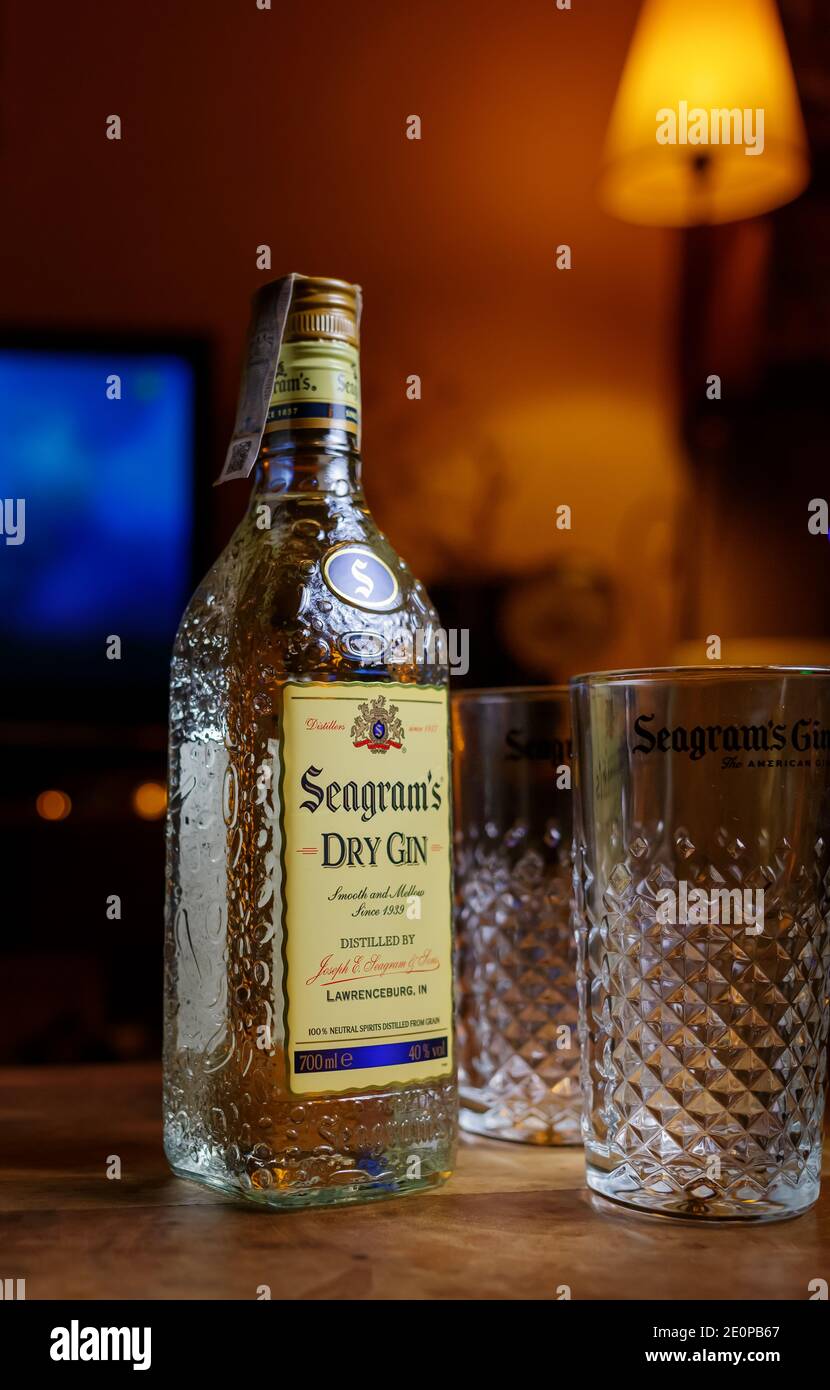 BARCELONA, SPANIEN - 30. JANUAR 2020: Seagrammes Gin bottle - der meistverkaufte Gin, produziert seit 1939. Stockfoto