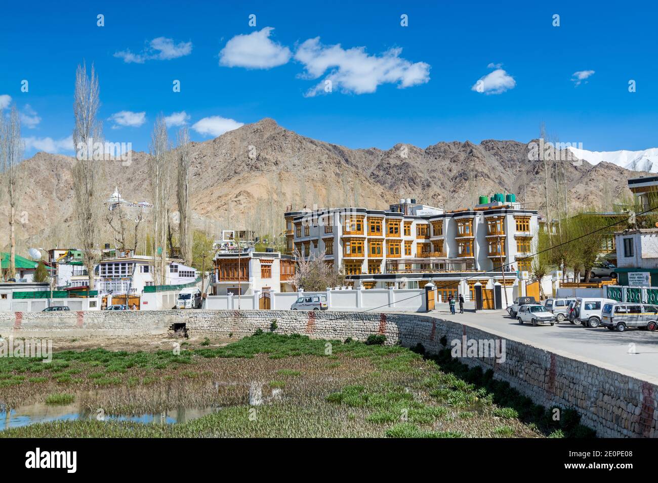 Traditionelles tibetisches Holzgebäude in der Innenstadt von Leh City, Ladakh, Kaschmir Stockfoto
