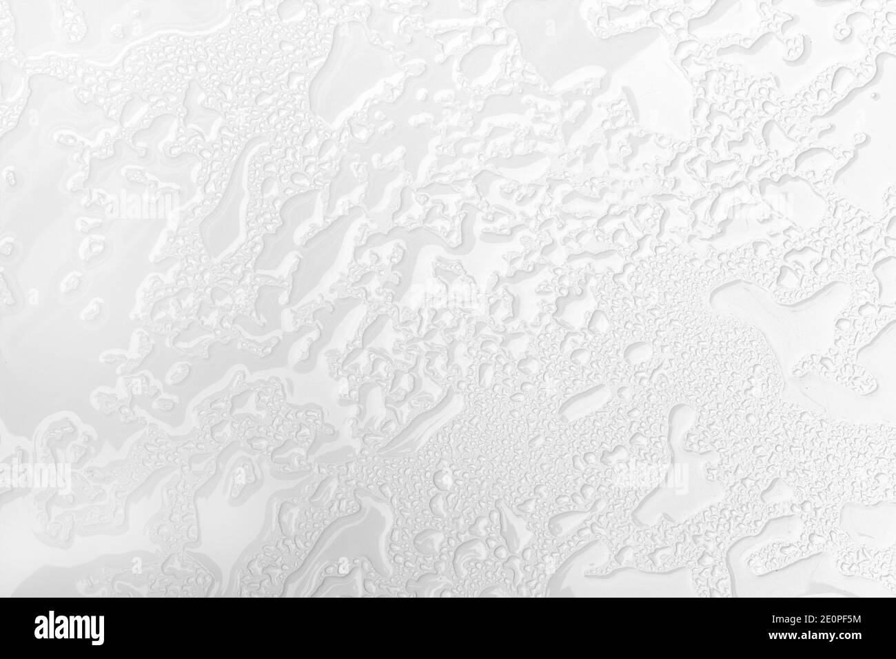 Abstrakter Hintergrund von nasser weißer Oberfläche mit Regentropfen. Nahaufnahme Stockfoto