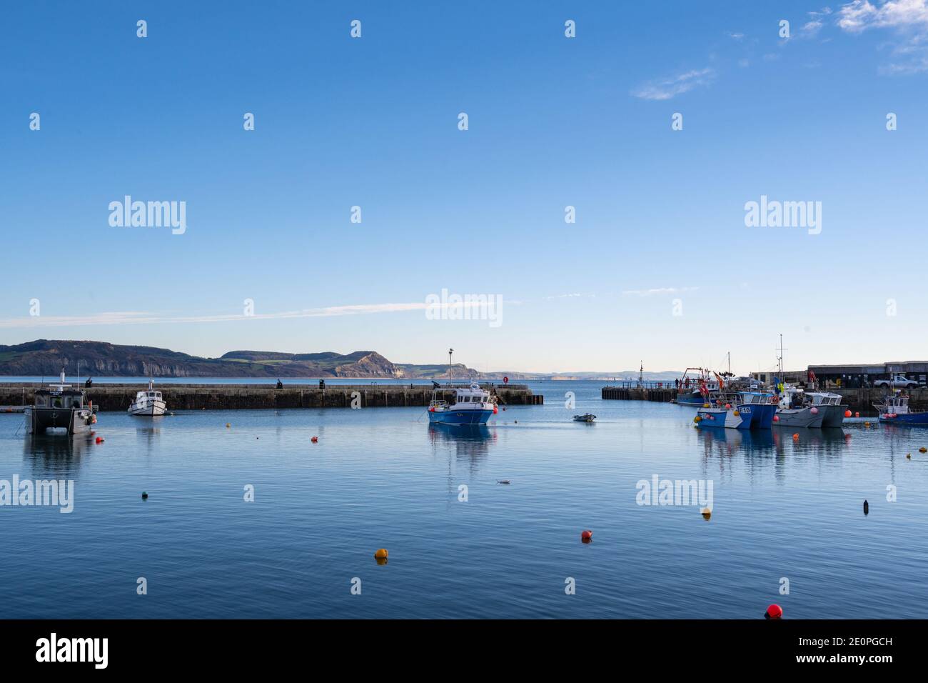 Lyme Regis, Dorset, Großbritannien. Januar 2021. UK Wetter: Ein knackiger, heller und sonniger Wintertag im Badeort Lyme Regis. Kredit: Celia McMahon/Alamy Live Nachrichten Stockfoto