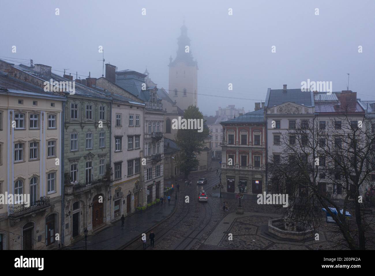 Lviv, Ukraine - 25. August 2020: Blick auf die lateinische Kathedrale in Lviv, Ukraine von Drohne Stockfoto