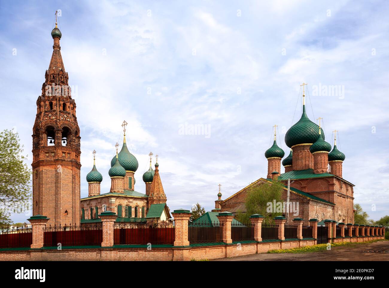 Das Ensemble der Kirchen von Johannes Chrysostomos und die Begegnung der Ikone der Gottesmutter von Wladimir in Korovniki, Jaroslawl, Goldener Ring Russlands Stockfoto