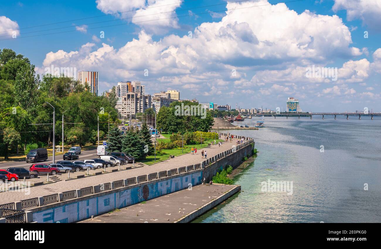 Dnipro, Ukraine 07.18.2020. Große Panoramasicht auf den Fluss Dnjepr
