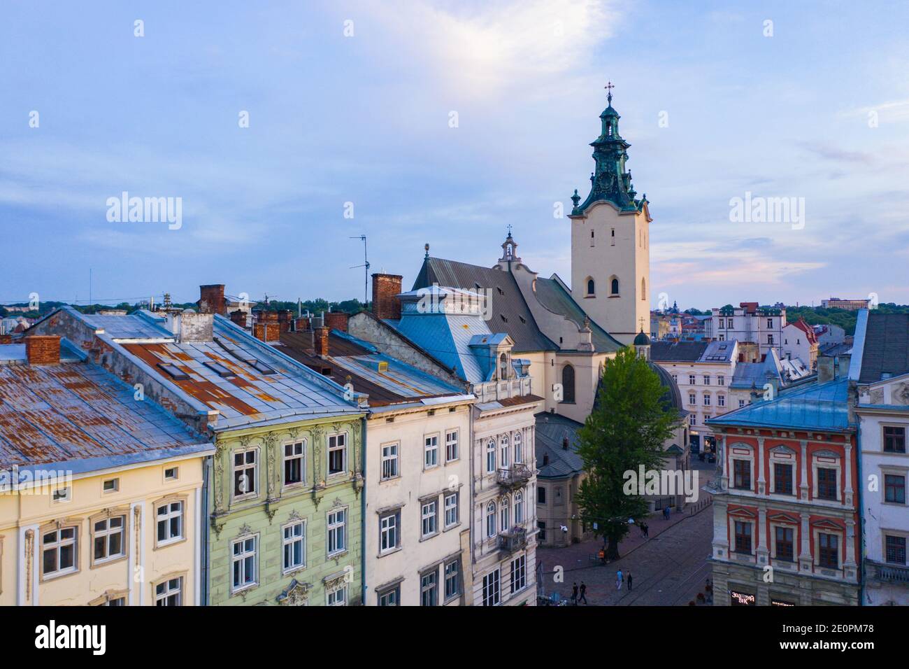 Lviv, Ukraine - 25. August 2020: Blick auf die lateinische Kathedrale in Lviv, Ukraine von Drohne Stockfoto