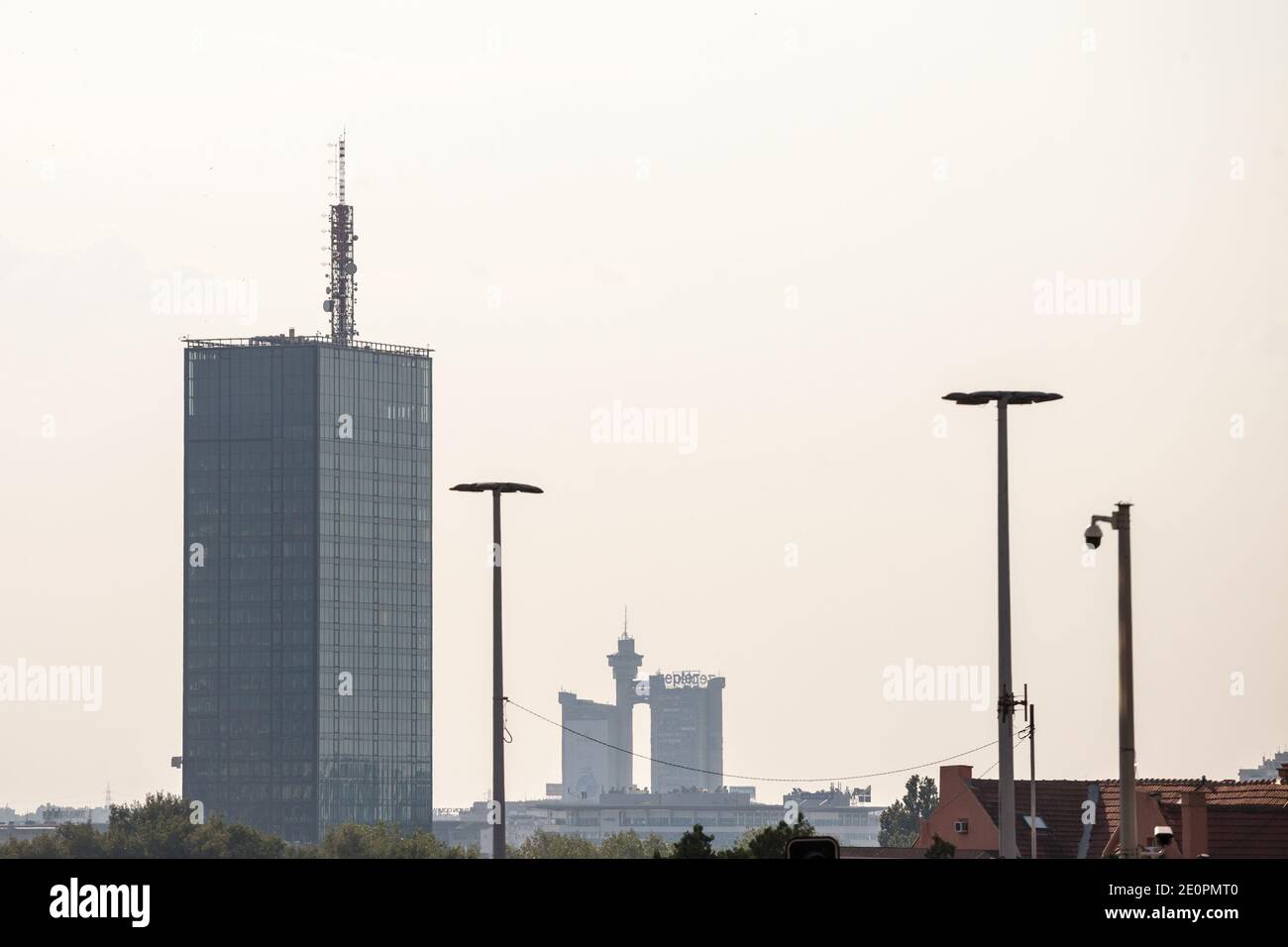 BELGRAD, SERBIEN - 21. AUGUST 2018: Skyline und Panorama Neu-Belgrad (Novi Beograd) bei Sonnenuntergang, mit dem Usce-Turm vor und dem Genex-Turm, oder Z Stockfoto