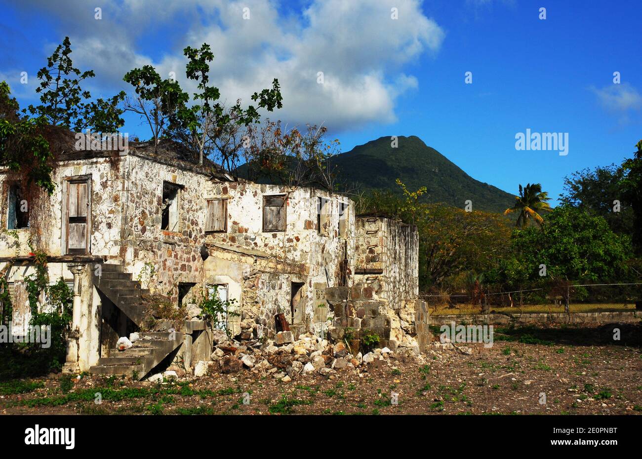 Karibik: Leeward Inseln: St. Kitts und Nevis: Nevis: Verlassene Gebäude Stockfoto