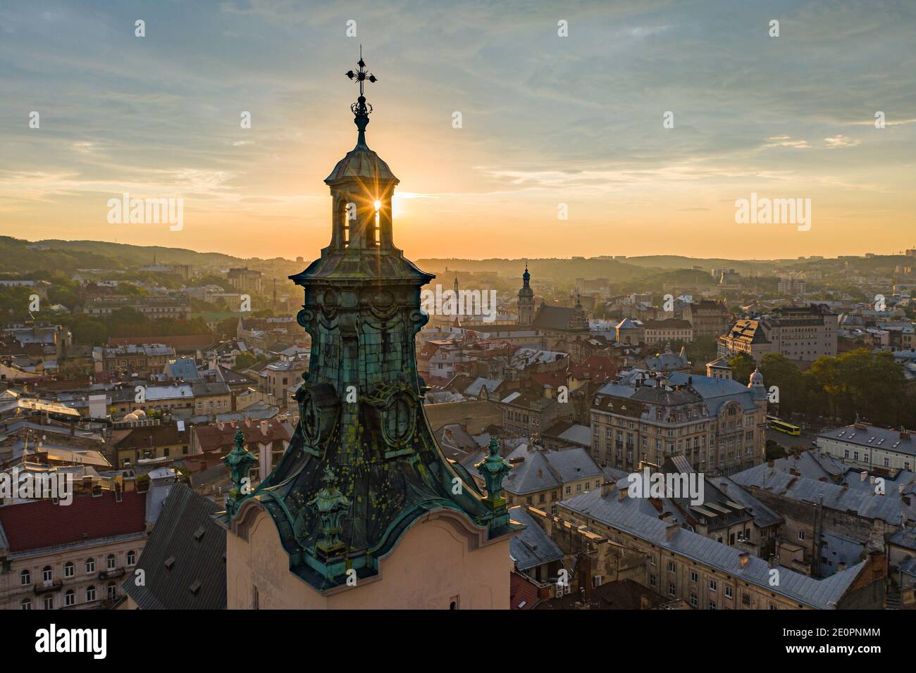 Lviv, Ukraine - 25. August 2020: Blick auf die lateinische Kathedrale in Lviv, Ukraine von Drohne Stockfoto