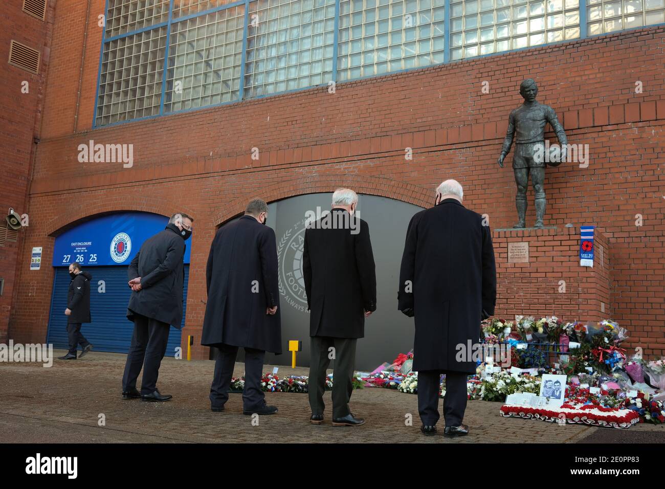 Glasgow, Großbritannien, 2. Januar 2021. Vertreter des Rangers FC und des Celtic FC legen Kränze in Erinnerung an die 66 Fans, die heute am 2. Januar 1971 in der Katastrophe des Ibrox-Stadions vor 50 Jahren ihr Leben verloren haben. Der Jahrestag fällt auf den Tag, an dem Rangers FC spielt ihre Rivalen Celtic FC, zu Hause, in einem Ligaspiel. Foto: Jeremy Sutton-Hibbert/ Alamy Live News Stockfoto