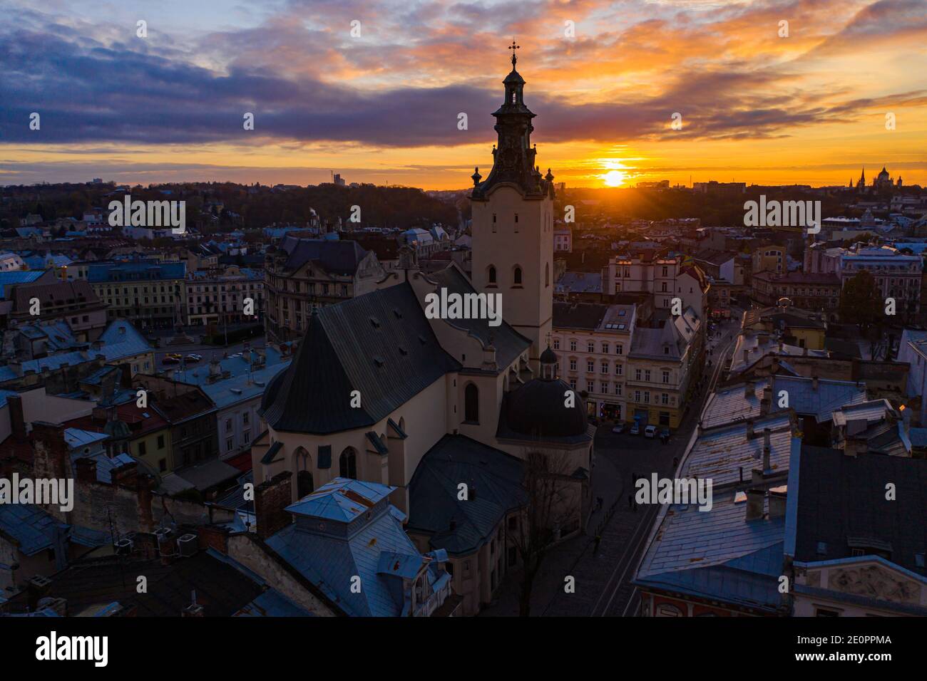 Lviv, Ukraine - 25. August 2020: Blick auf die lateinische Kathedrale in Lviv, Ukraine von Drohne Stockfoto