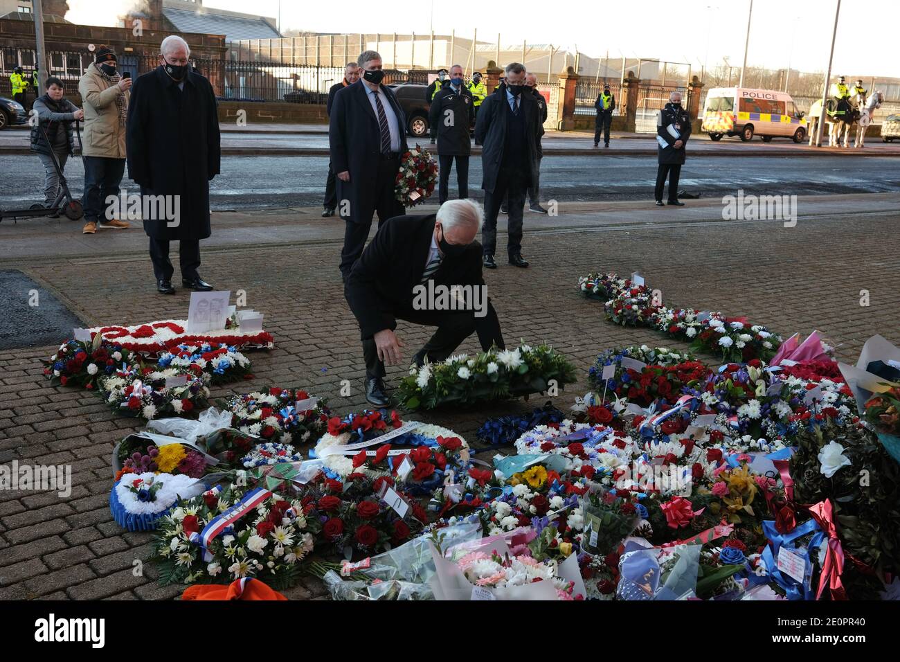 Glasgow, Großbritannien, 2. Januar 2021. Vertreter des Rangers FC und des Celtic FC legen Kränze in Erinnerung an die 66 Fans, die heute am 2. Januar 1971 in der Katastrophe des Ibrox-Stadions vor 50 Jahren ihr Leben verloren haben. Der Jahrestag fällt auf den Tag, an dem Rangers FC spielt ihre Rivalen Celtic FC, zu Hause, in einem Ligaspiel. Foto: Jeremy Sutton-Hibbert/ Alamy Live News Stockfoto