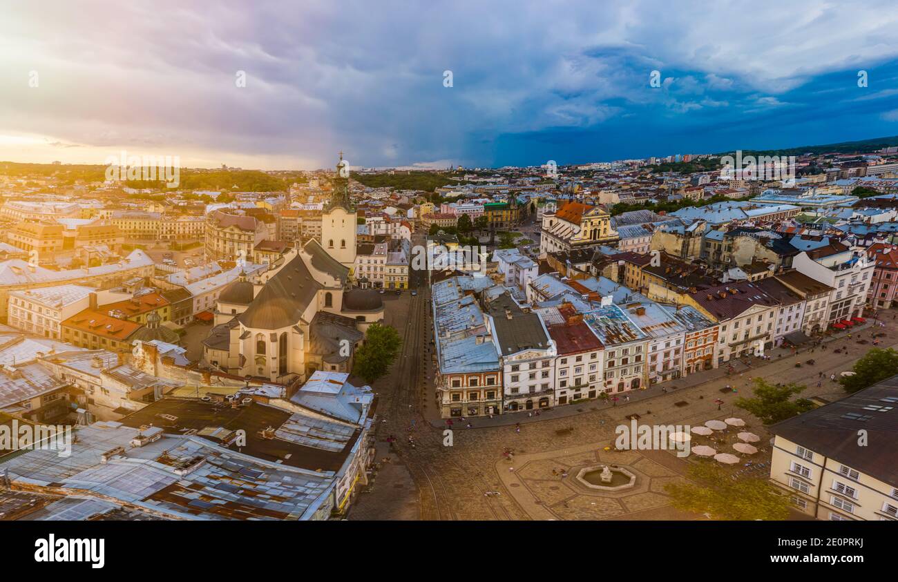 Lviv, Ukraine - 25. August 2020: Blick auf die lateinische Kathedrale in Lviv, Ukraine von Drohne Stockfoto