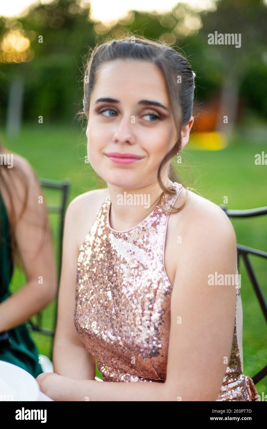 Ein hübsches Mädchen in einem eleganten hellrosa champagnerfarbenen Kleid  bei einer Hochzeit Stockfotografie - Alamy