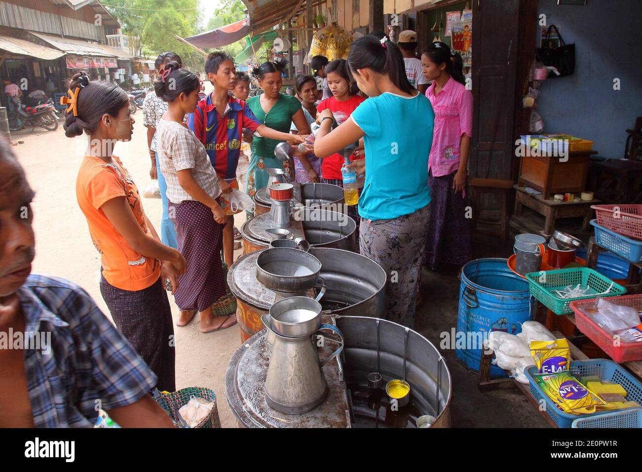 Blick auf den Myinkaba Markt, Kochen Öl Verkäufer, Old Bagan, Pagan, Burma, Myanmar, Asien Stockfoto