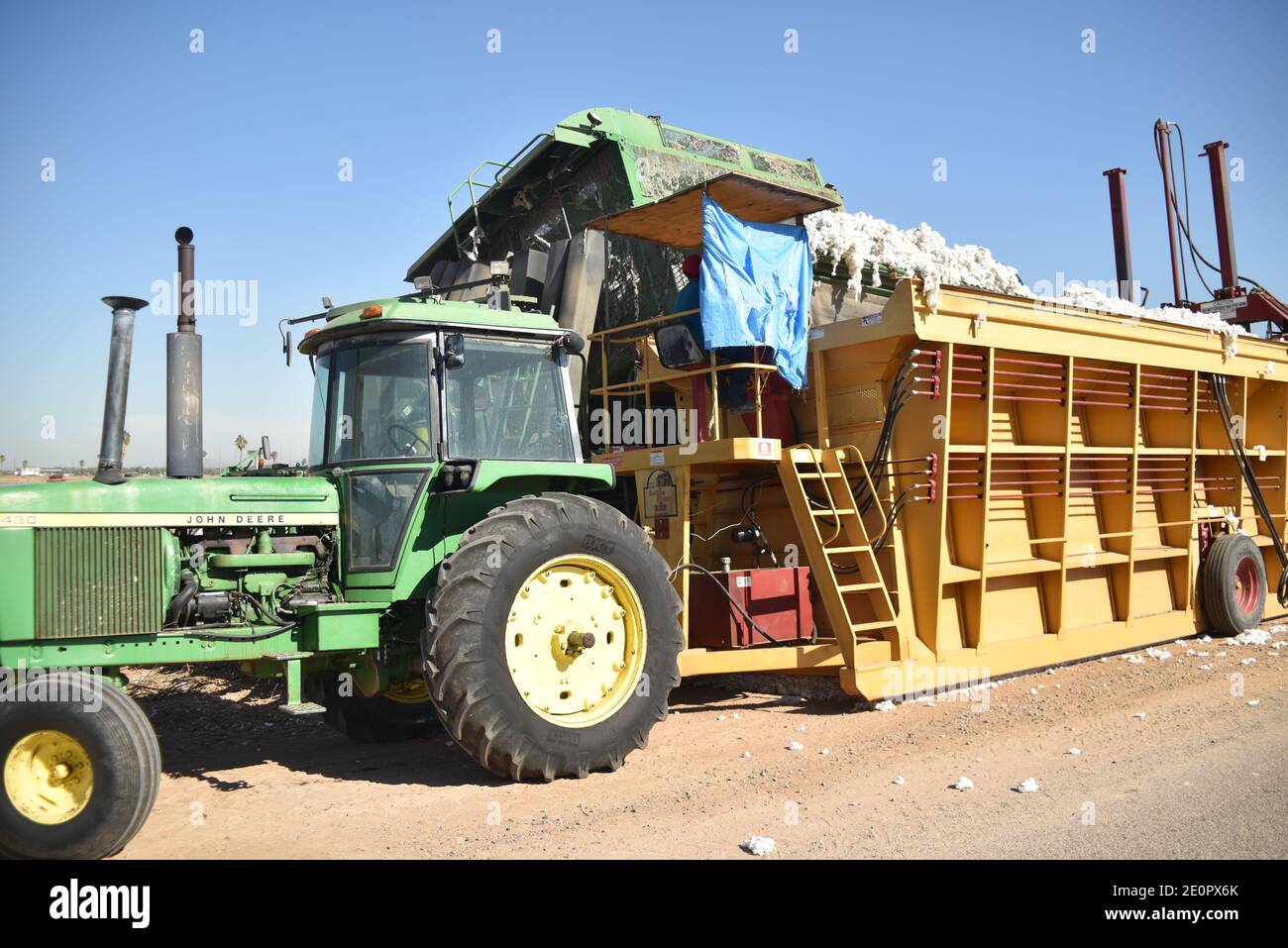 Glendale, AZ. USA 11/18/2020. MK FARMEN John Deere 9985 Baumwollerntemaschine und KBH Modul-Baukasten, der von John Deere 4430 Traktor geschleppt wird Stockfoto