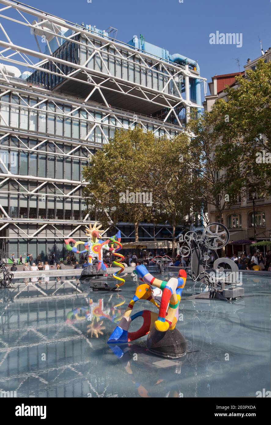 Blick auf die Fontaine Strawinsky in der Nähe des Centre Georges Pompidou. Der Fontain wurde von Jean Tinguely und Niki de Saint-Phalle entworfen. Stockfoto