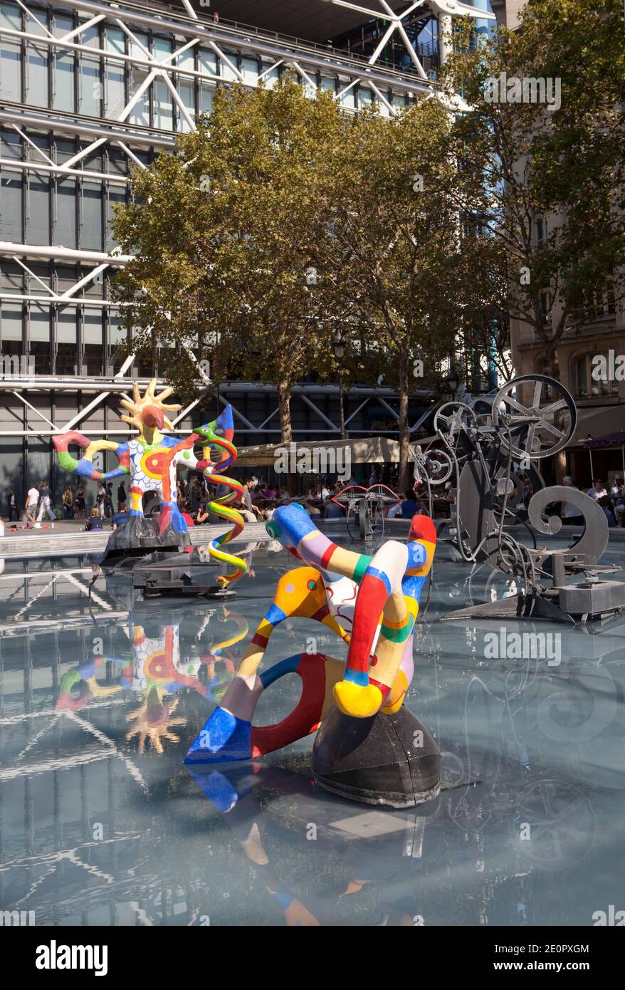 Blick auf die Fontaine Strawinsky in der Nähe des Centre Georges Pompidou. Der Fontain wurde von Jean Tinguely und Niki de Saint-Phalle entworfen. Stockfoto
