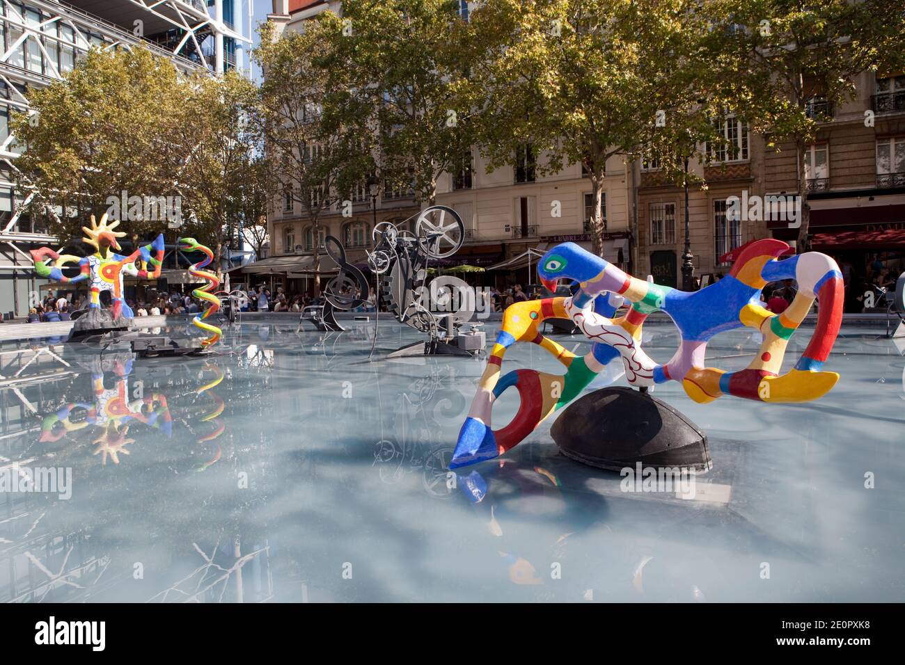 Blick auf die Fontaine Strawinsky in der Nähe des Centre Georges Pompidou. Der Fontain wurde von Jean Tinguely und Niki de Saint-Phalle entworfen. Stockfoto
