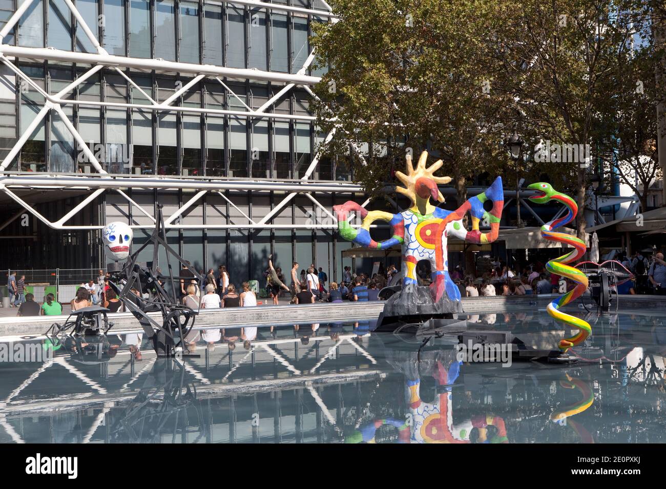 Blick auf die Fontaine Strawinsky in der Nähe des Centre Georges Pompidou. Der Fontain wurde von Jean Tinguely und Niki de Saint-Phalle entworfen. Stockfoto