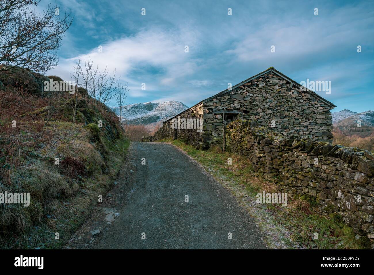 Scheune und Lane im Lake District Stockfoto