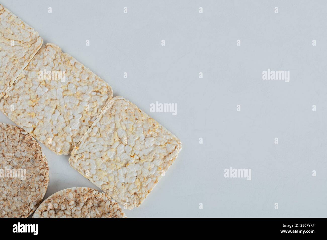 Zwei Arten von Knäckebrot auf weißem Hintergrund Stockfoto