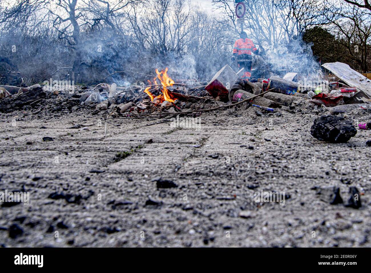 Niederlande. Januar 2021. Feuerwerksschaden im Dorf Dune, Scheveningen, Den Haag, Niederlande, am 01. Januar 2021, nach der Feier des frohen Neujahrs, während der Sperre. Der Jahreswechsel war in diesem Jahr anders als üblich. Trotz des Feuerwerksverbots wurden viele Feuerwerke aufgesetzt. Foto von Robin Utrecht/ABACAPRESS.COM Quelle: ABACAPRESS/Alamy Live News Stockfoto