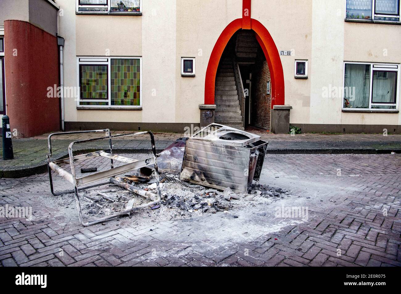 Niederlande. Januar 2021. Feuerwerksschaden im Dorf Dune, Scheveningen, Den Haag, Niederlande, am 01. Januar 2021, nach der Feier des frohen Neujahrs, während der Sperre. Der Jahreswechsel war in diesem Jahr anders als üblich. Trotz des Feuerwerksverbots wurden viele Feuerwerke aufgesetzt. Foto von Robin Utrecht/ABACAPRESS.COM Quelle: ABACAPRESS/Alamy Live News Stockfoto