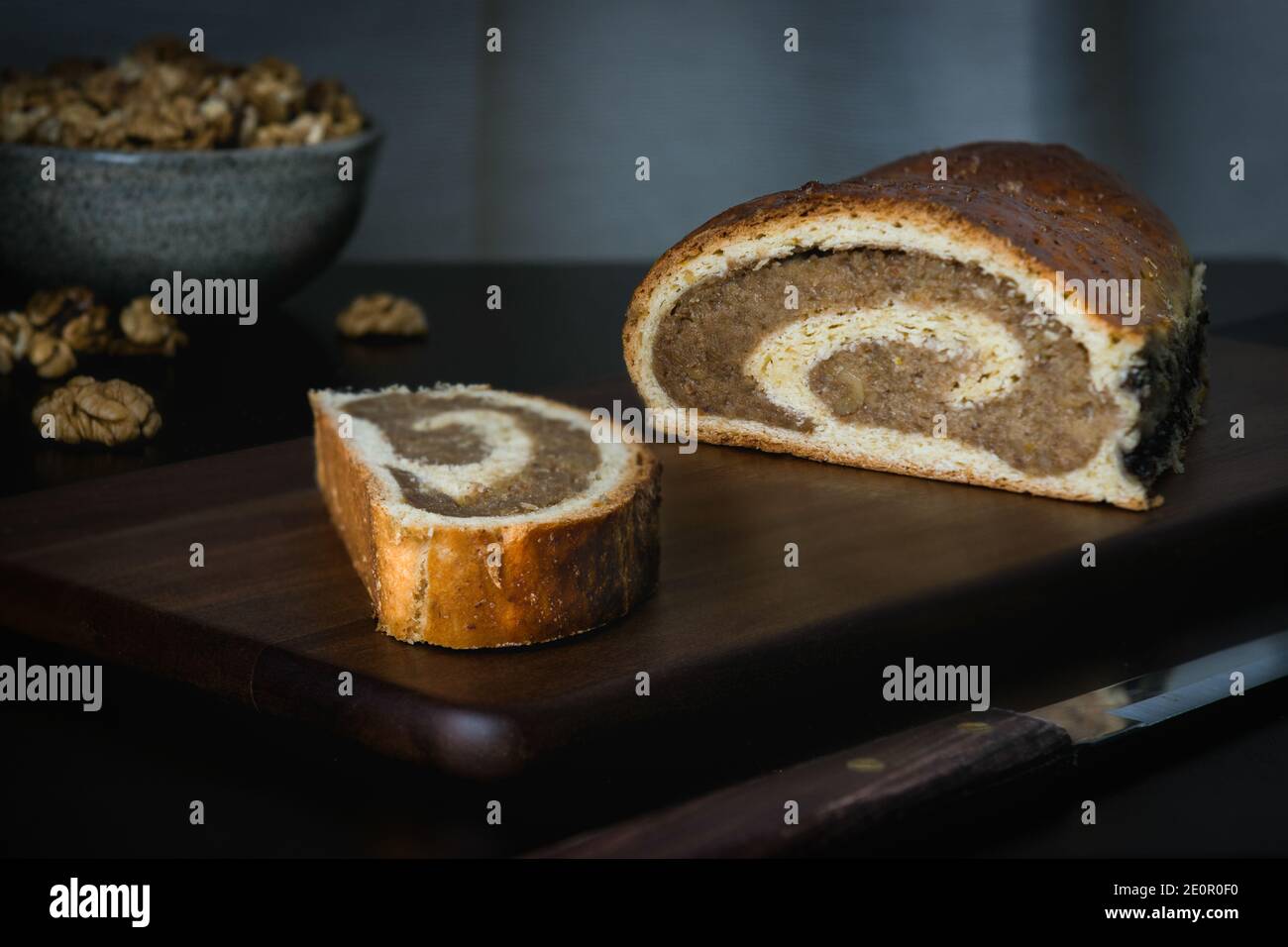 Frisch gebackene Walnussrolle auf dem Holzschneidebrett. Traditionelle ungarische Torte. Food Photography Kollektion. Stockfoto