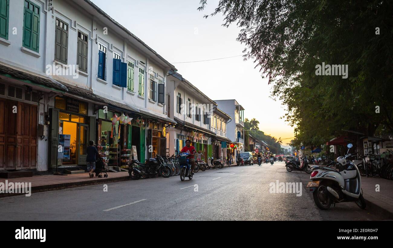 Luang Prabang, Laos - November 17, 2017: Hauptstraße in der Altstadt von Luang Prabang, Laos. Stockfoto