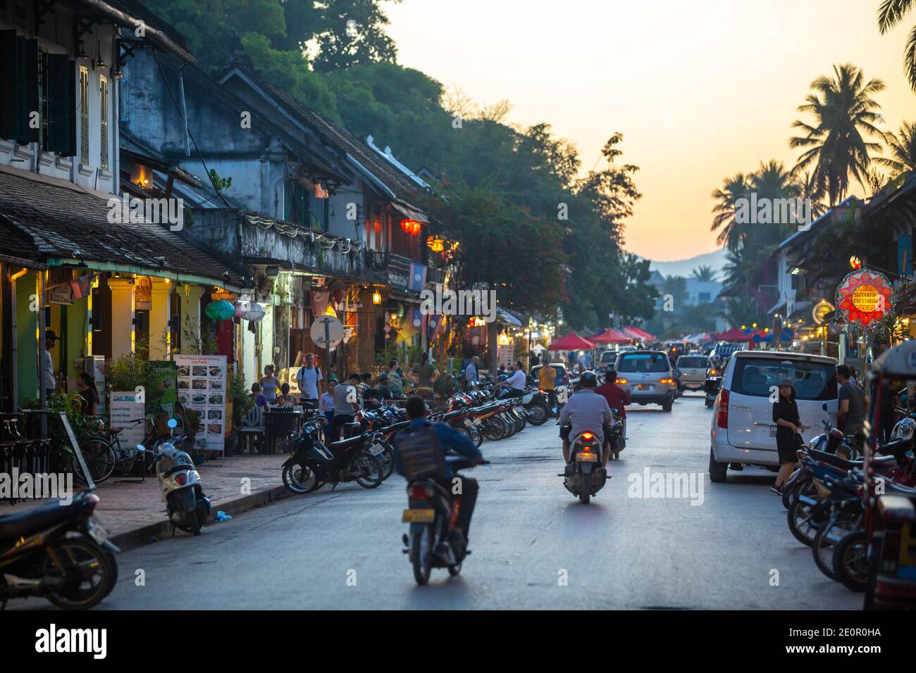 Luang Prabang, Laos - November 17, 2017: Hauptstraße in der Altstadt von Luang Prabang, Laos. Stockfoto