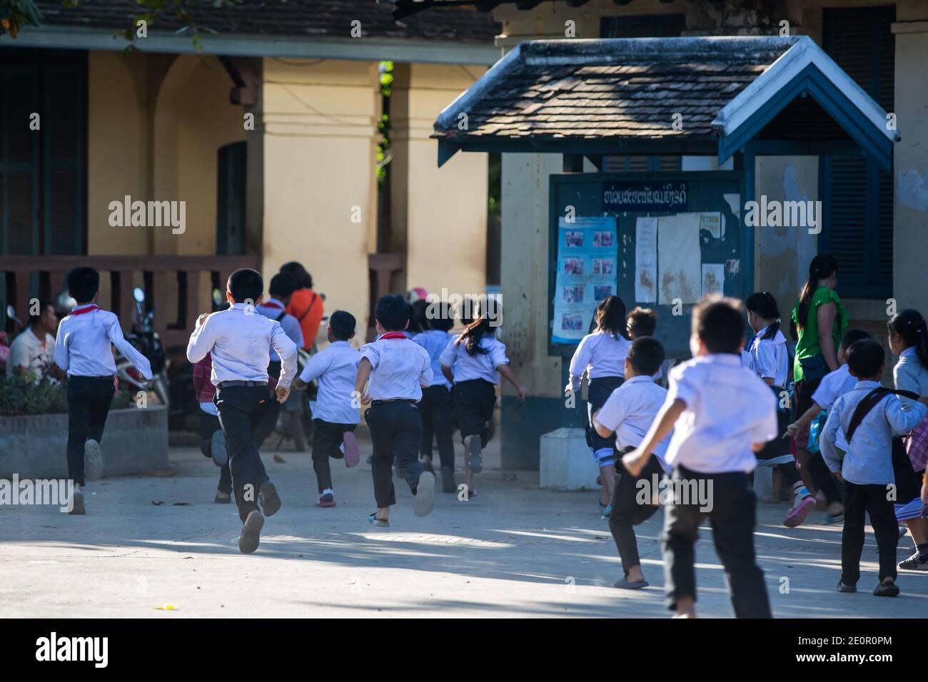 Luang Prabang, Laos - 17. November 2017: Schulkinder an der örtlichen Grundschule in Luang Prabang, Laos. Stockfoto