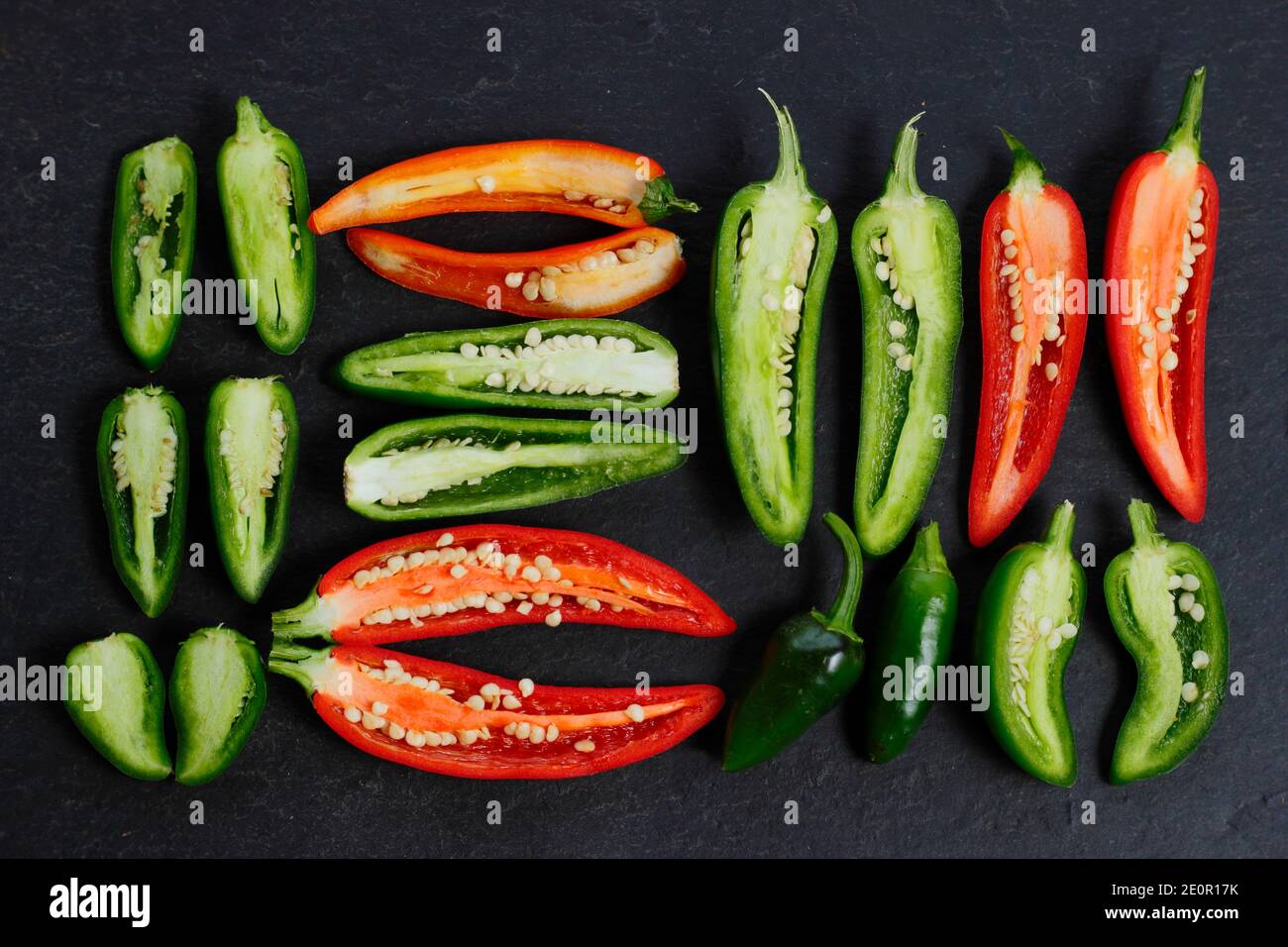 Reife hausgemachte rote und grüne Jalapeno Chilischoten ausgesetzt, um Samen und Membranen zu offenbaren. VEREINIGTES KÖNIGREICH Stockfoto