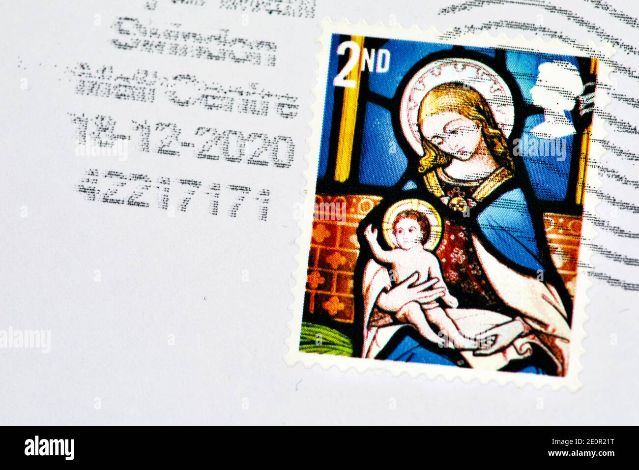 Royal Mail verwendet Weihnachten 2nd Class Stempel Feature die Anbetung Der Magier Glasfenster aus St. Andreas Kirche in East Lexham Stockfoto