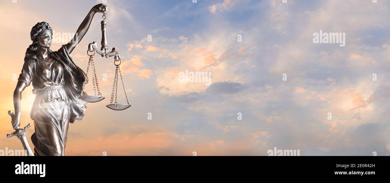 Lady Justice. Statue der Gerechtigkeit auf Himmel Hintergrund. Gerechtigkeit Banner Konzept mit Copy Space Stockfoto