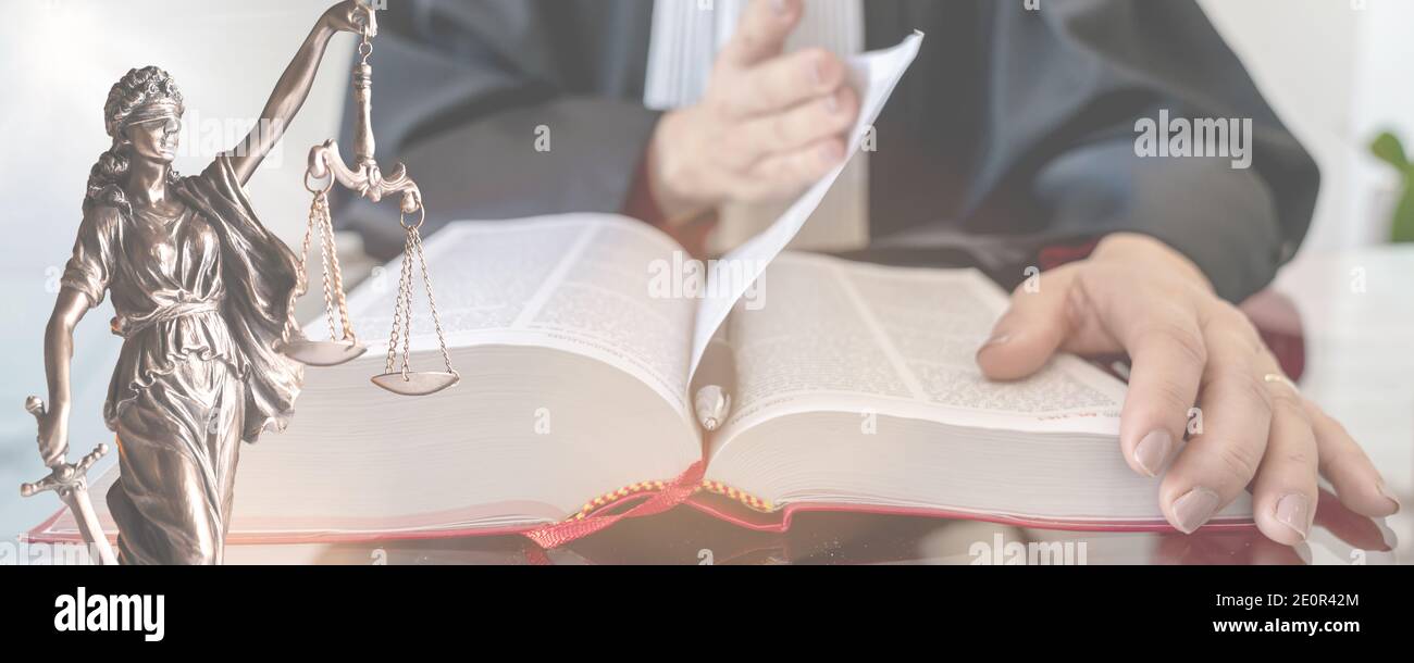Banner der französischen Justiz. Statue der Gerechtigkeit mit im Hintergrund ein Anwalt sitzt mit rotem Gesetz Buch auf dem Tisch Stockfoto