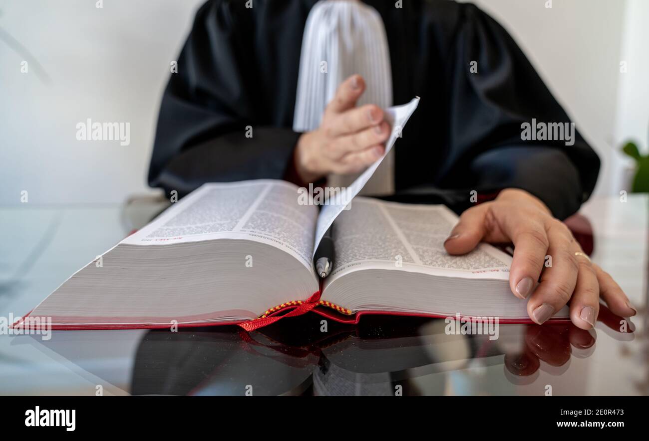 Justiz, Rechtsanwalt Frau hält und lesen offen Red Law Buch - Französisch Recht Stockfoto