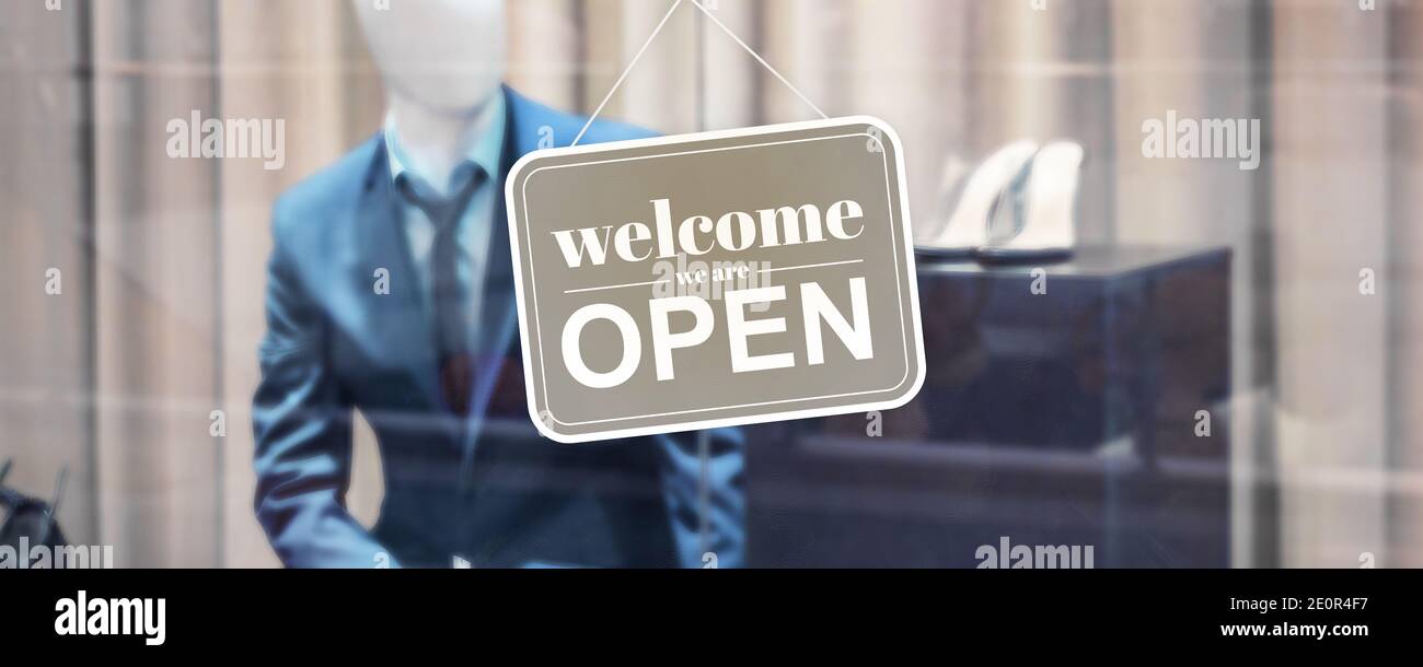 Öffnen Sie den Shop mit dem Nachrichtentext auf dem Fenster 'Willkommen, wir sind Open' - Bannerdesign Stockfoto
