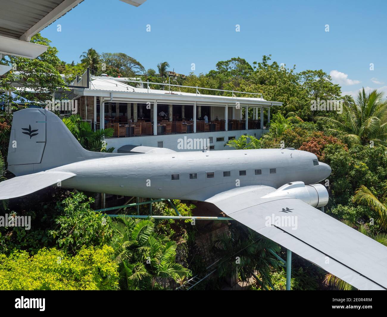 Vintage Douglas DC-3-Flugzeug wird im Airways Hotel ausgestellt, dem Luxushotel in der Nähe des Jacksons International Airport in Port Moresby, der Hauptstadt von Pa Stockfoto