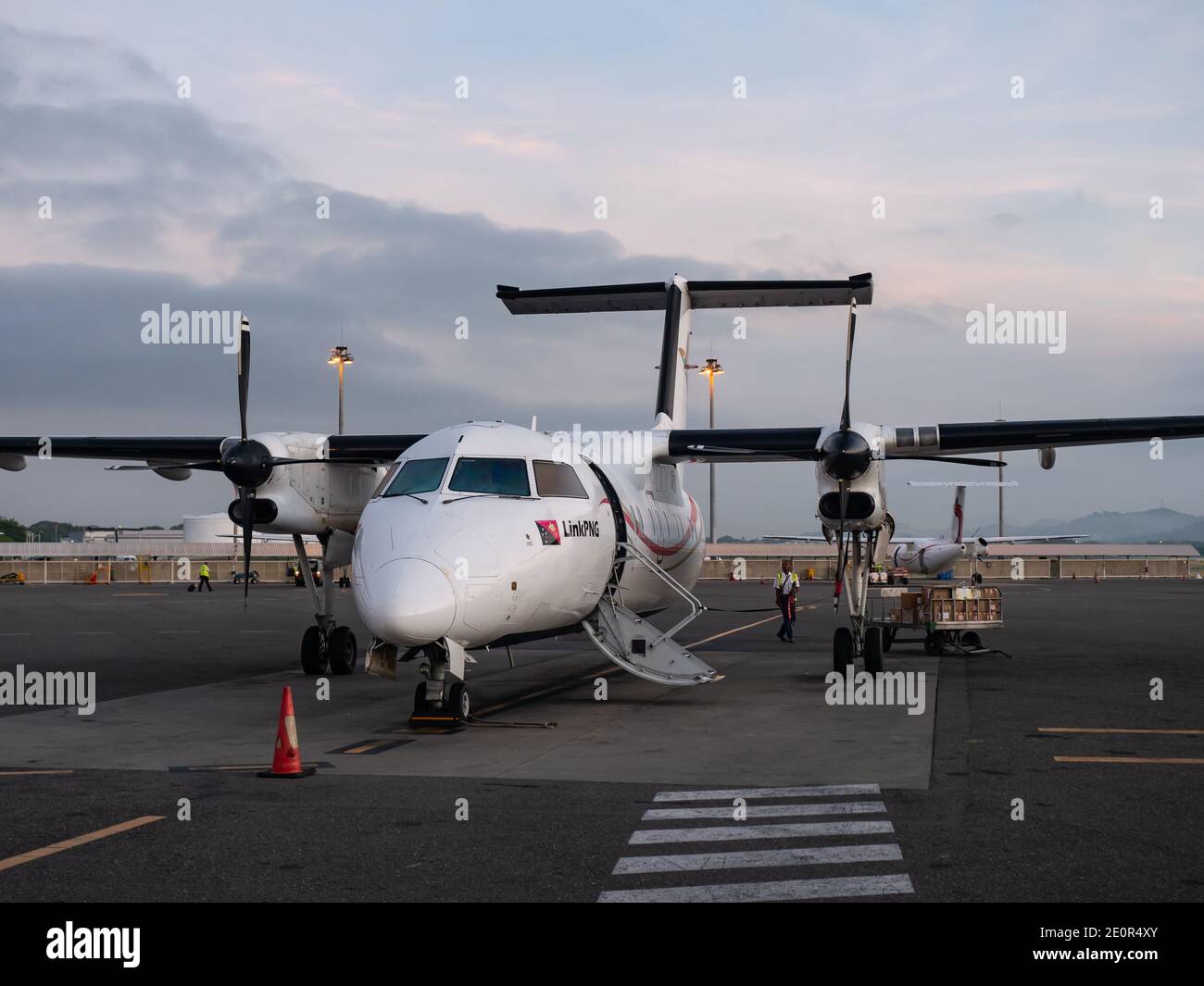 Bombardier Q400 von Air Niugini am frühen Morgen am Jacksons International Airport in Port Moresby, der Hauptstadt von Papua-Neuguinea. Stockfoto