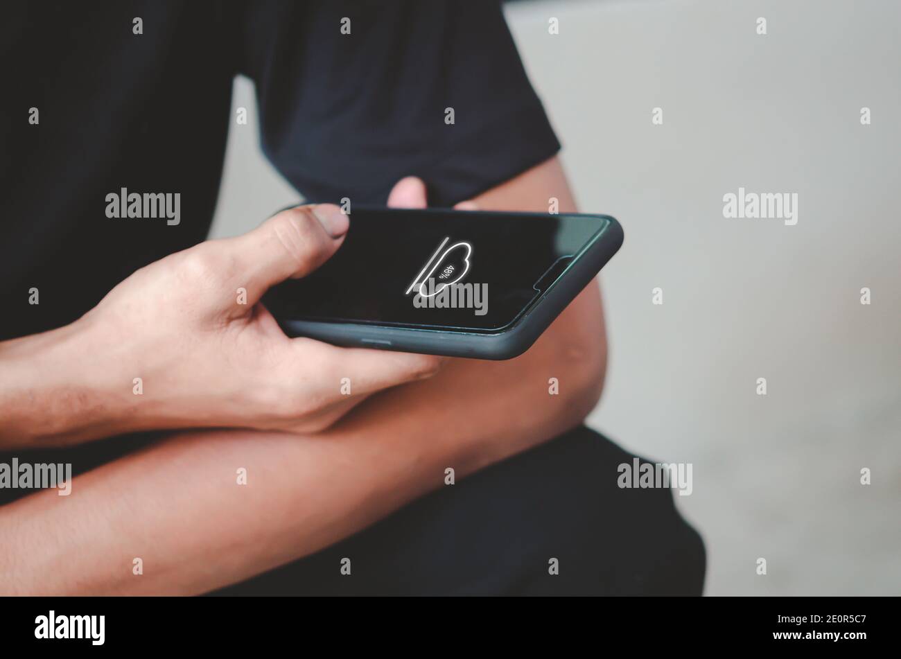 Mann hält Handy-Cloud-Symbol.Herunterladen der sozialen Netzwerk-Anwendung online. Stockfoto