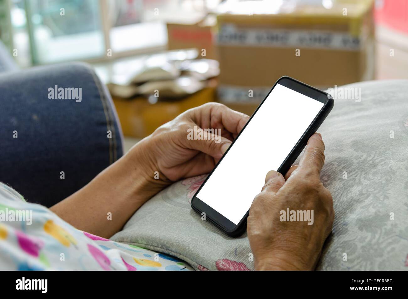 Frau mit leerem weißen Bildschirm imitierte Handy in der Hand. Stockfoto