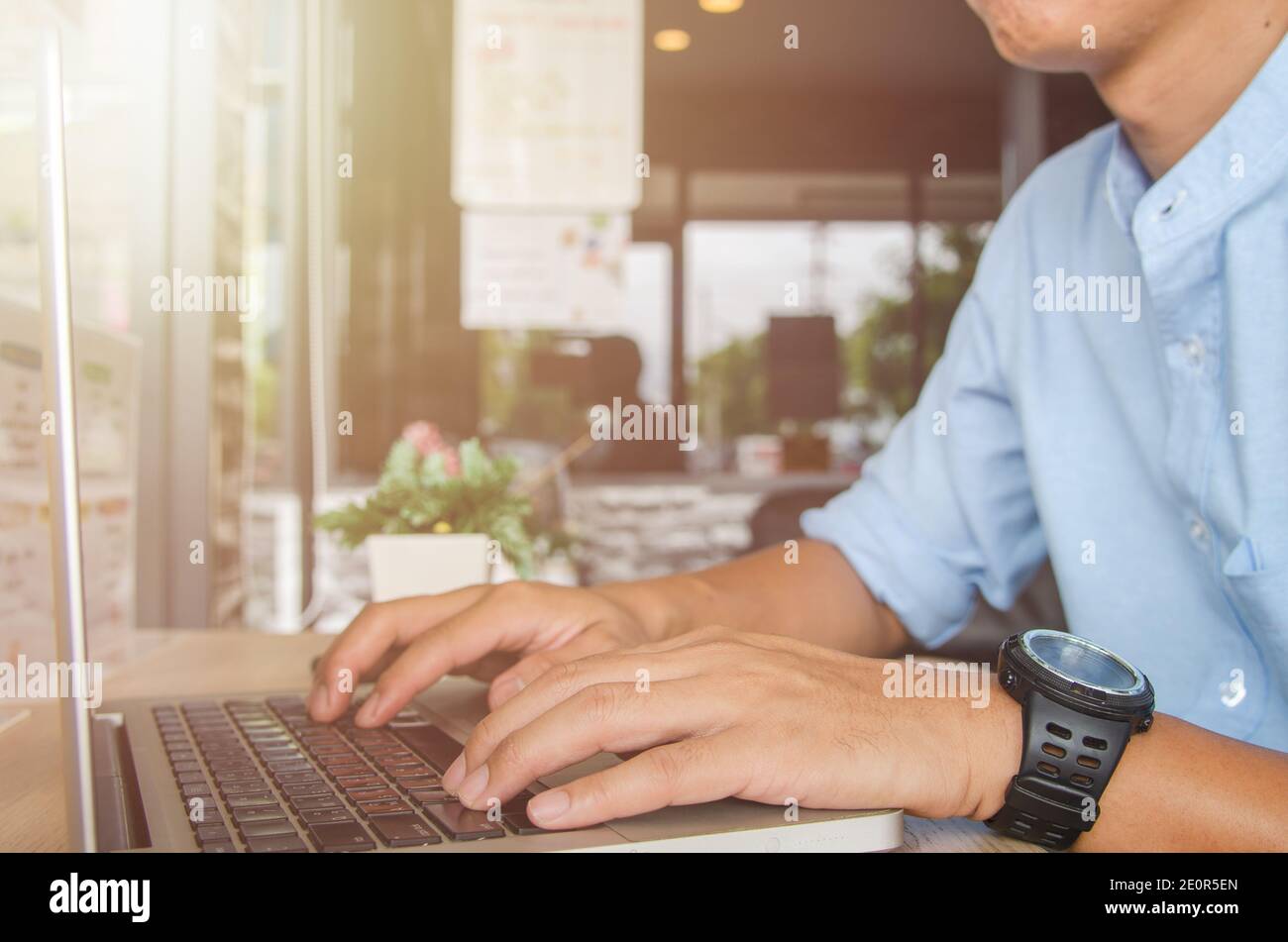 Man Hand tippen auf einem Computer Laptop Tastatur. Business Technologie Internet Online-Konzept. Stockfoto