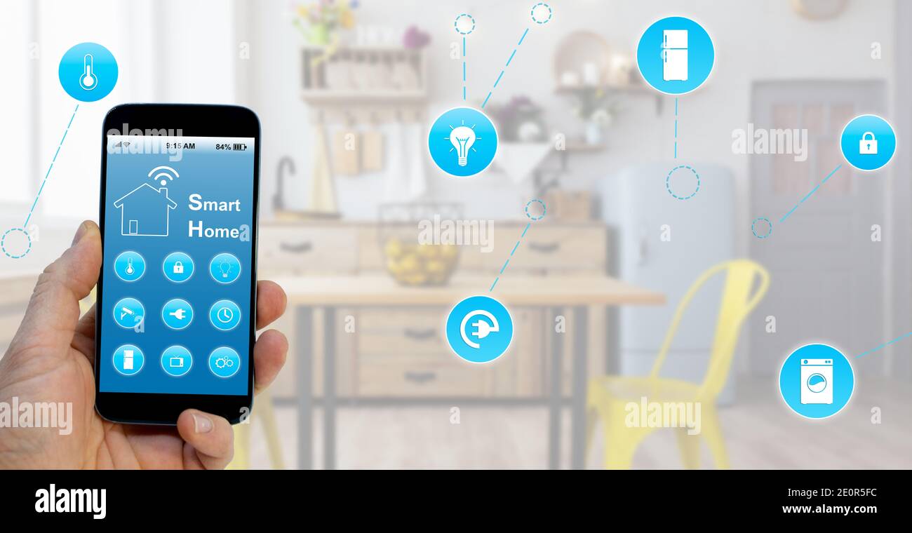 Smart Home-Konzept, Smartphone mit Smart Home-Anwendung auf dem Bildschirm Stockfoto