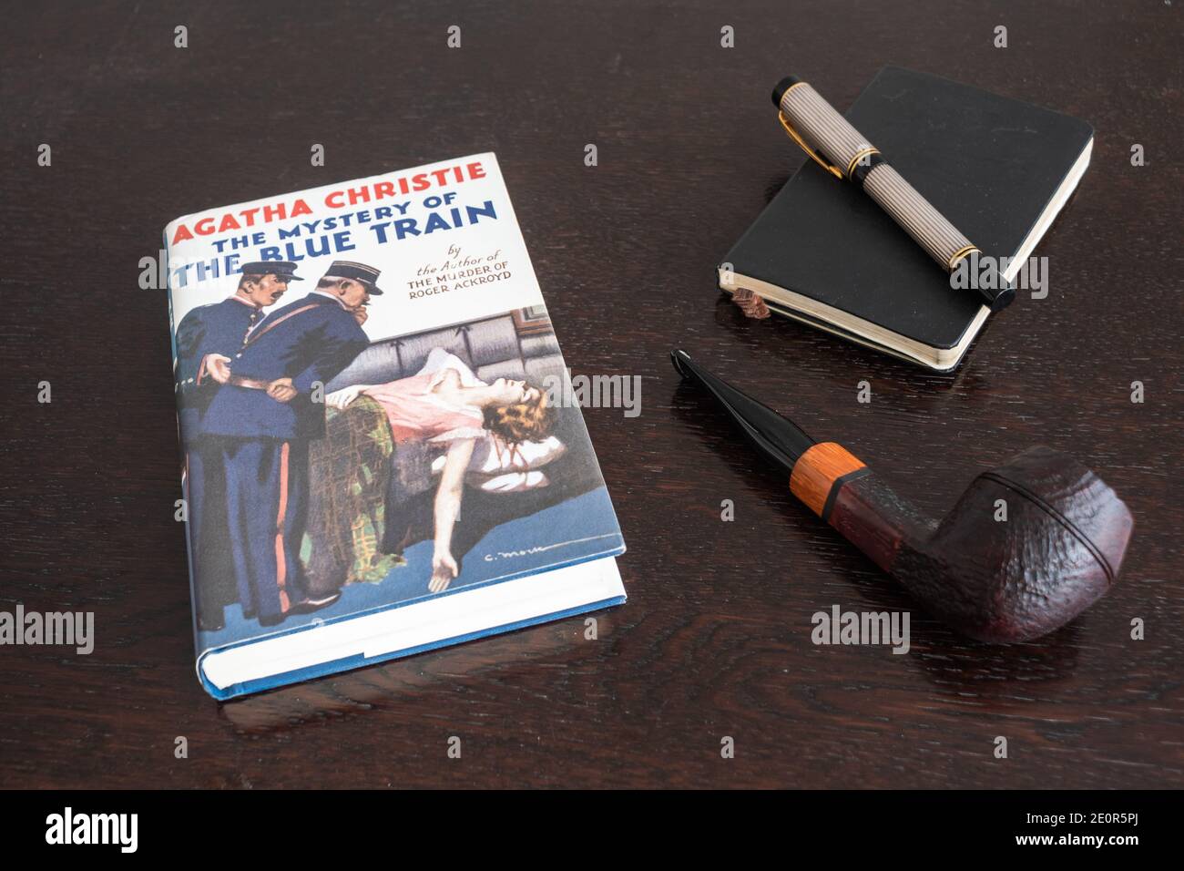 London, England, UK - 2. Januar 2021: Das Geheimnis des Blauen Zuges Buch von Agatha Christie in einer Faksimile-Erstausgabe mit Tabakpfeife, Fountian P Stockfoto